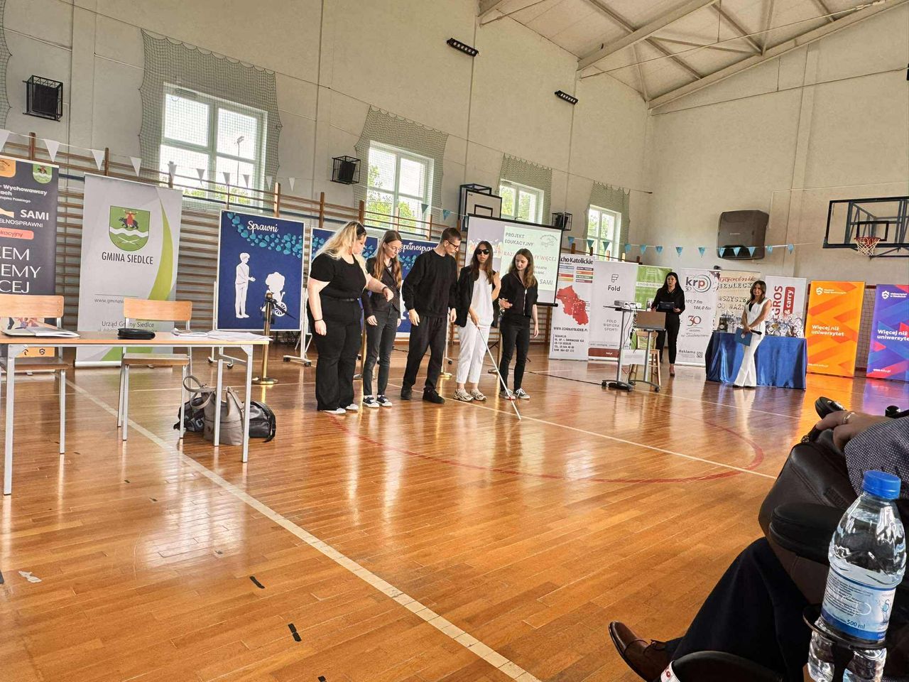 Studenci na sali gimnastycznej wcielali się w rolę osób niepełnospawnych