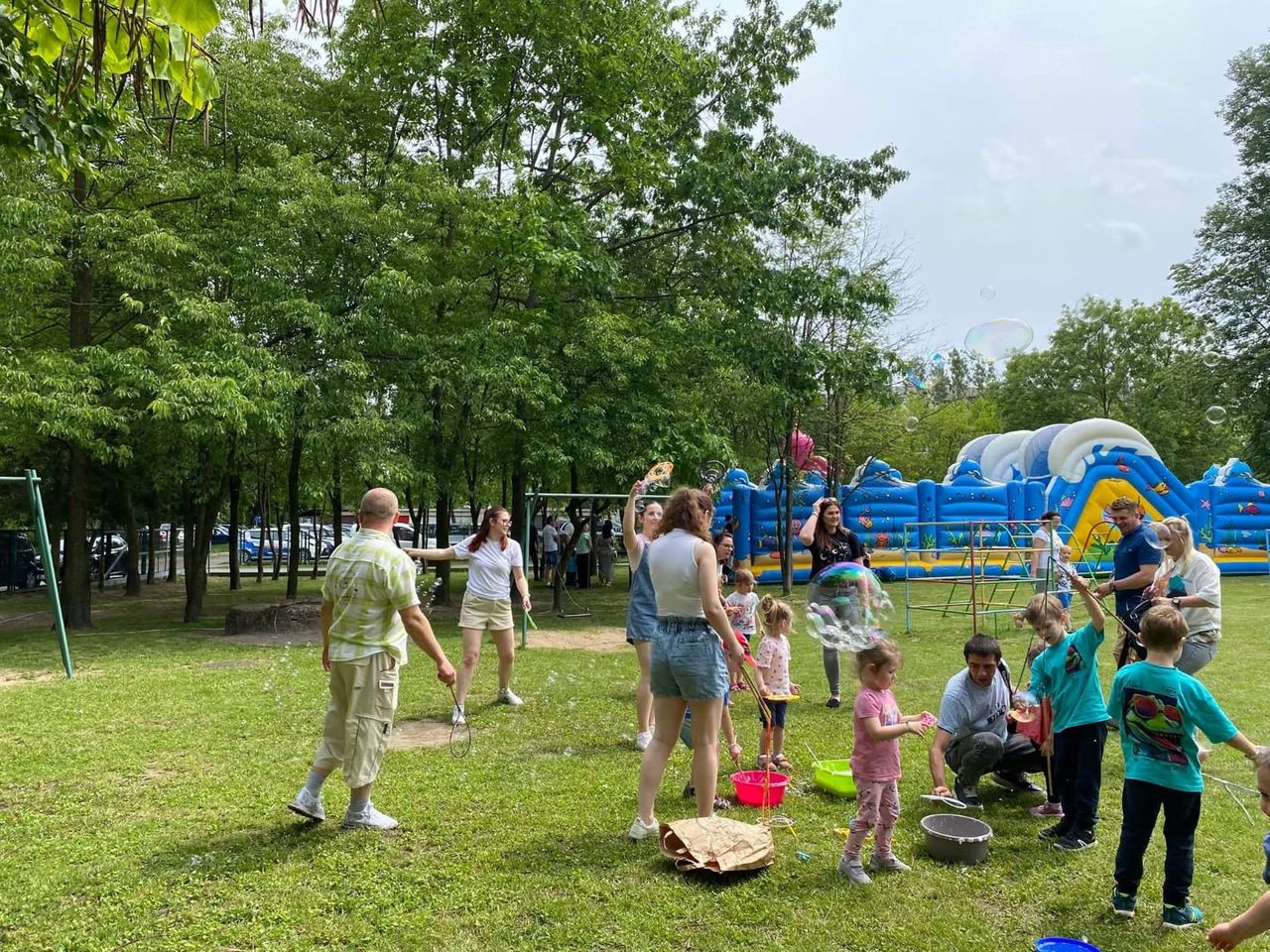 Piknik rodzinny na terenie przed przedszkolem