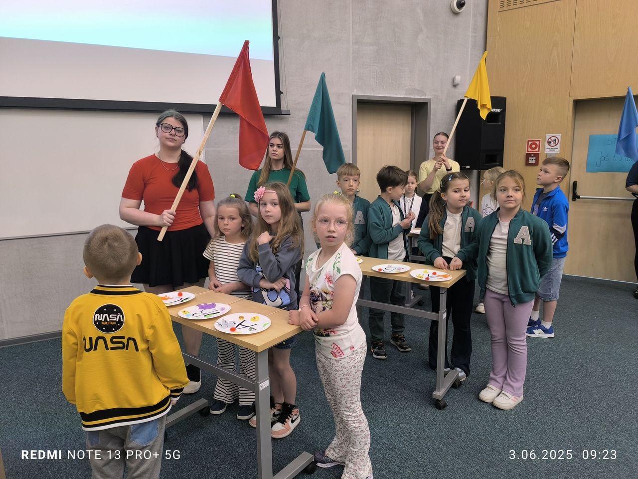 Dzieci szkolne na auli Uniwersytetu
