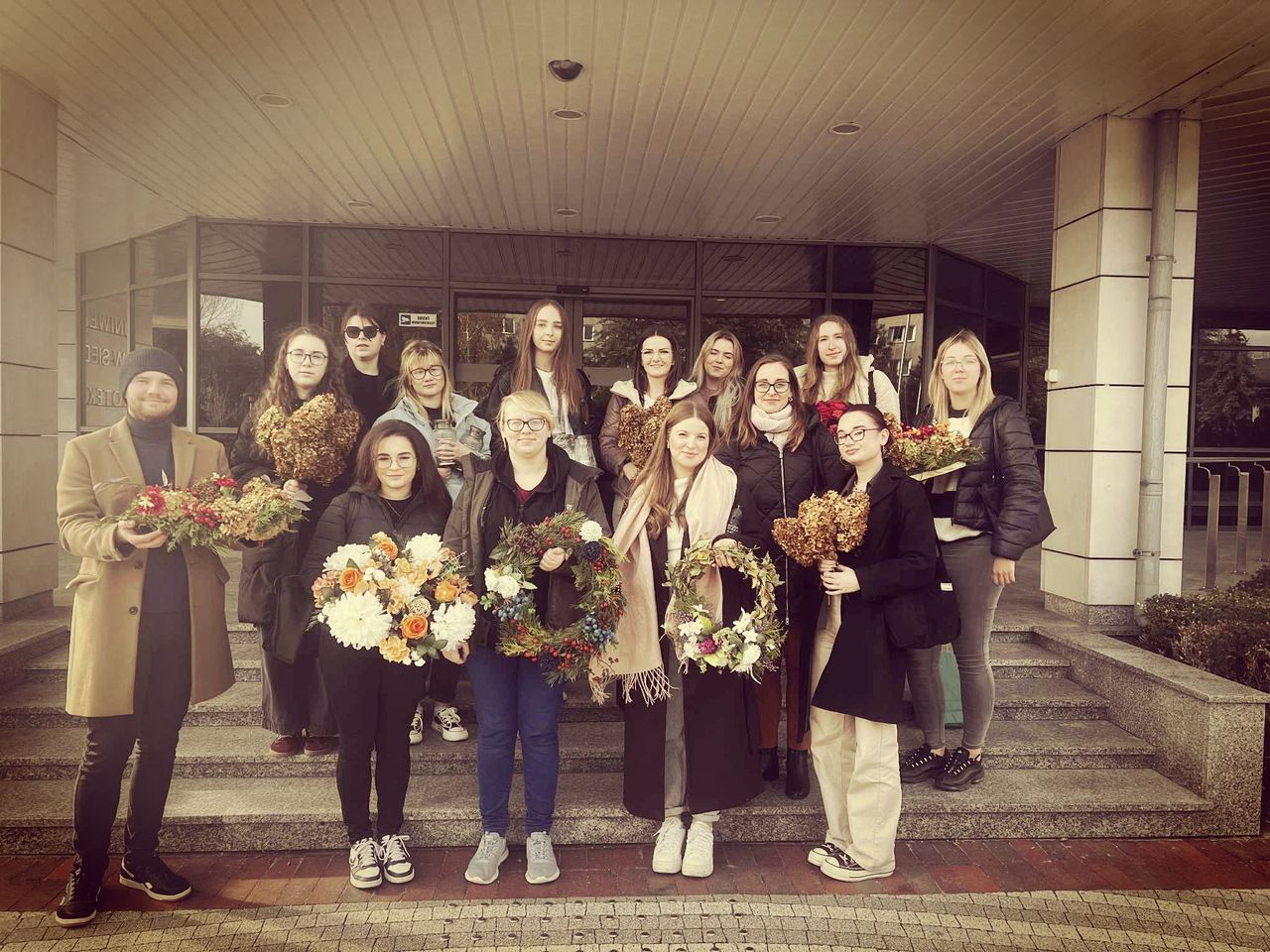 Studenci PPIW wraz z dr M. Myszką-Bujno przed biblioteką UwS