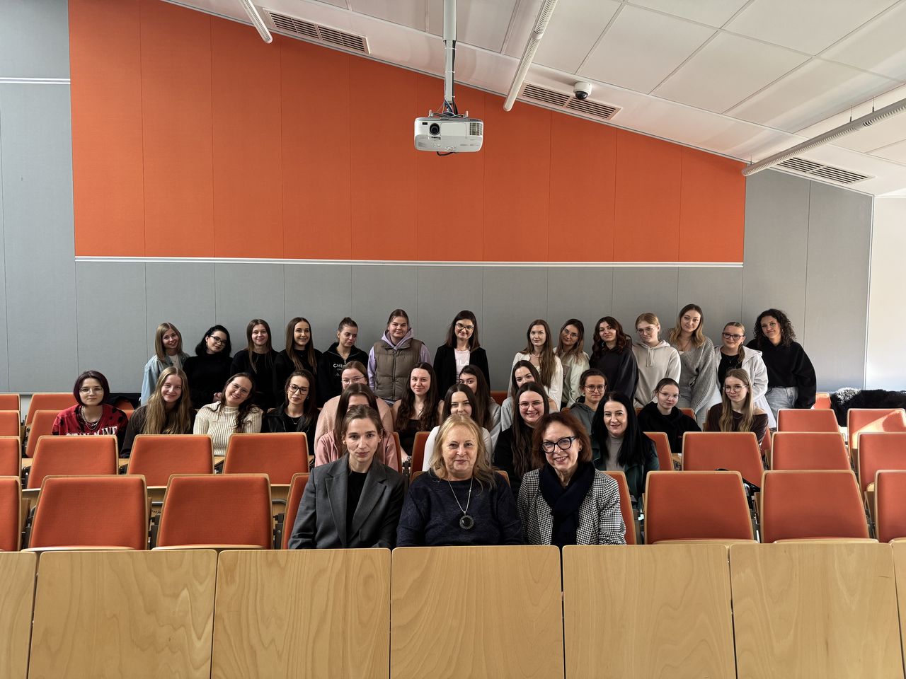 Studenci UwS wraz z gośćmi z Uniwersytetu z Wilna i prof. A. Klim-Klimaszewską