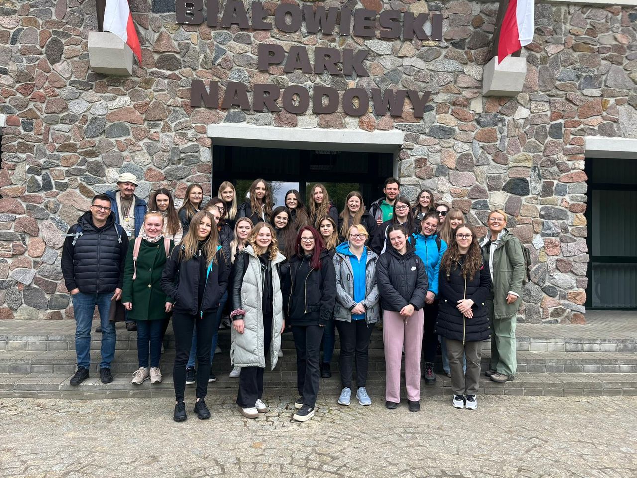 Studenci wraz z opiekunami z uczelni przed białowieskim parkiem narodowym
