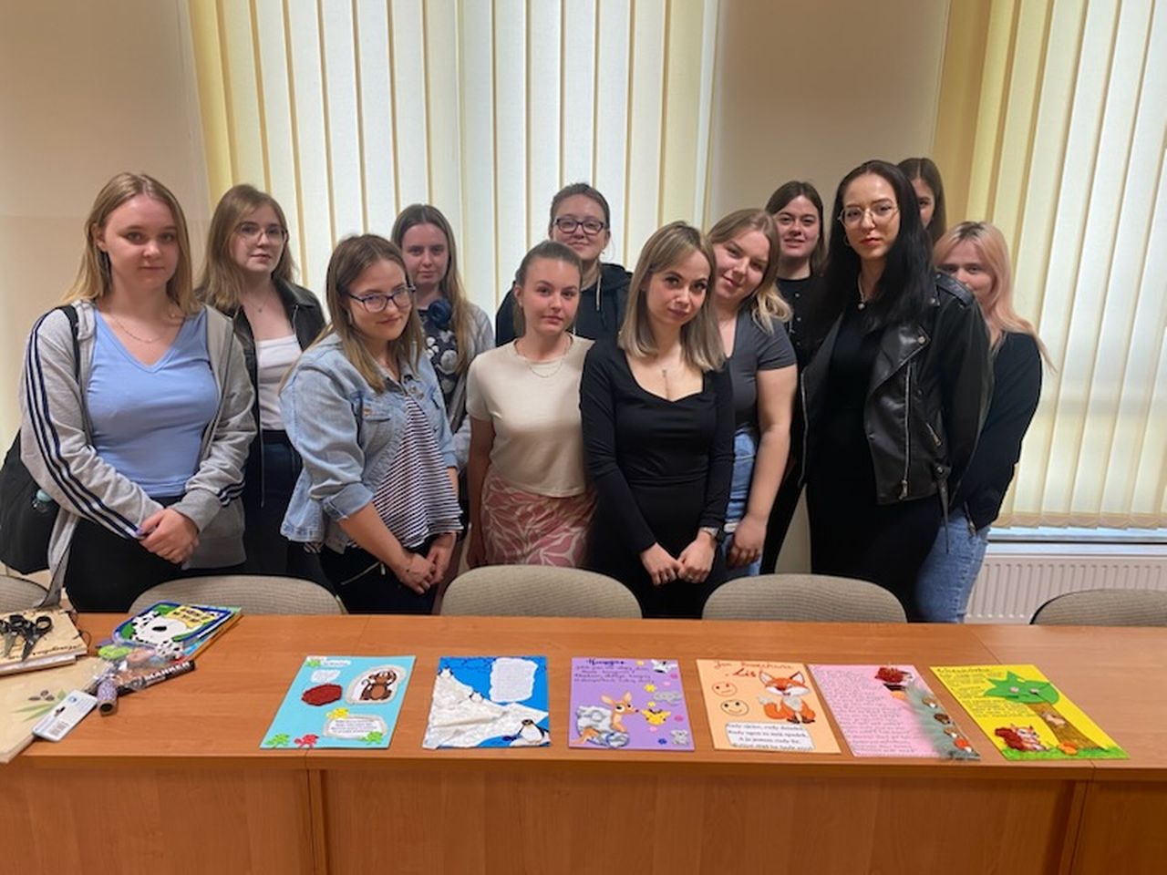 Zdjęcie studentek w bibliotece pedagogicznej w Siedlcach