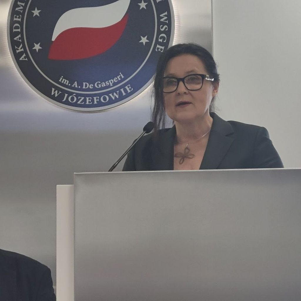 Prof. Janina Florczykiewicz przy mównicy wygłaszająca przemówienie