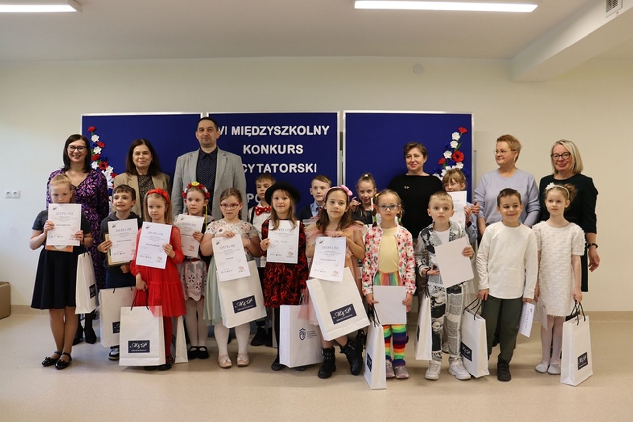 Uczestnicy konkursu wraz z jury